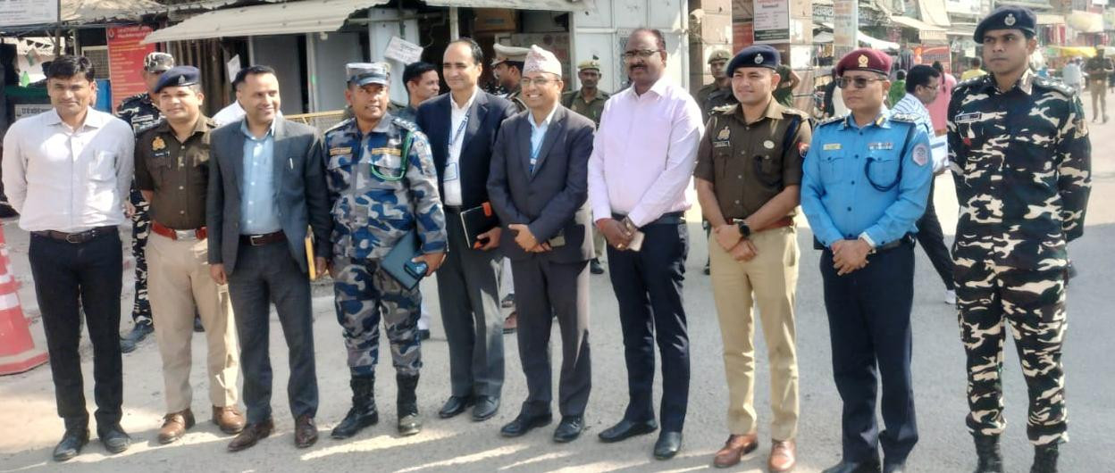 भारत उत्तर प्रदेश राज्यको महाराजगंज जिल्लाका समकक्षीहरूसँग आसन्न प्रतिनिधि सभा निर्वाचन २०८२ का सन्दर्भमा भएको  अनौपचारिक सीमा समन्वय बैठकको क्रममा लिएको तस्बिर ।