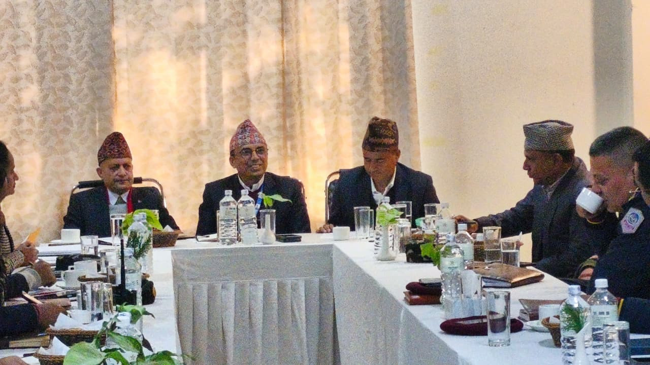 मिति २०८२/०९/ २४ गते रुपन्देही जिल्लाका प्रमुख जिल्ला अधिकारी श्री माधव प्रसाद पोखरेलज्यूको संयोजकत्वमा रुपन्देही, नवलपरासी (ब.सु.प.) र कपिलवस्तु जिल्लाका जिल्ला सुरक्षा समितिका पदाधिकारीहरुको उपस्थितिमा बसेको अन्तर जिल्ला समन्वय बैठकको तस्विर