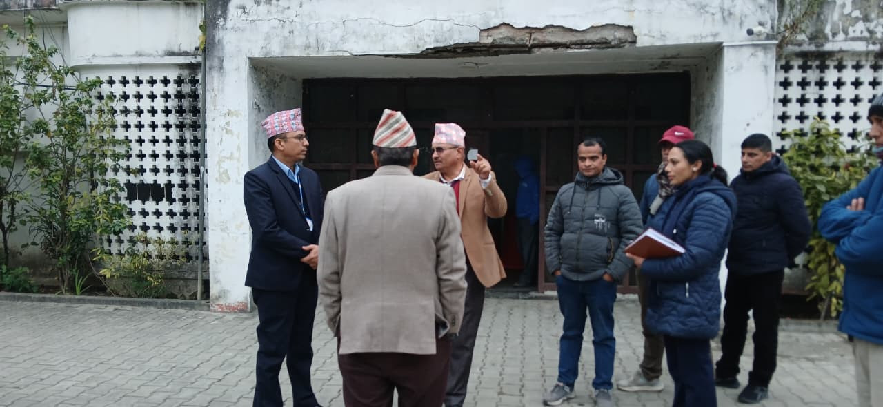 प्रमुख जिल्ला अधिकारी श्री माधव प्रसाद पोखरेलज्यू, मुख्य निर्वाचन अधिकृतको कार्यालय स्थापना गर्न भवन निरिक्षण गर्दै ।