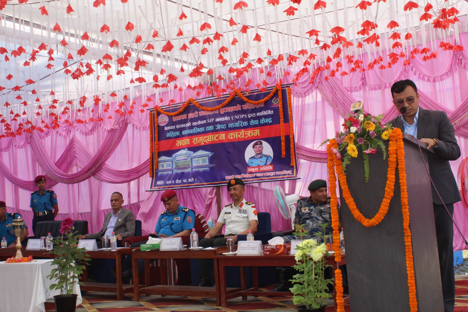 मिति २०८२ चैत १८ गते महिला बालबालिका तथा जेष्ठ नागरिक सेवा केन्द्र बुटवलको भवन उद्घाटन को अवसरमा मन्तव्य राख्दै प्रमुख जिल्ला अधिकारी