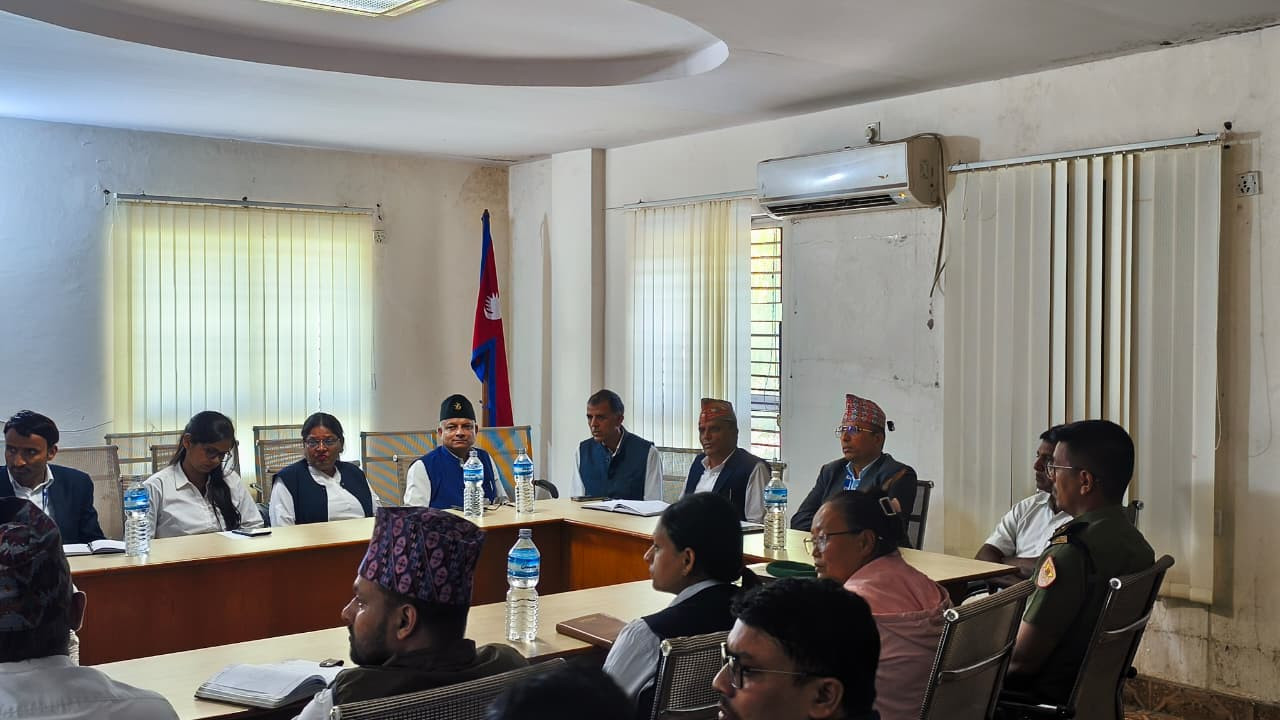 मिति २०८२/१२/२२ गते यस जिल्ला स्थित कार्यालयहरुको सूचना अधिकारीहरुसँग बसेको बैठकको तस्विर