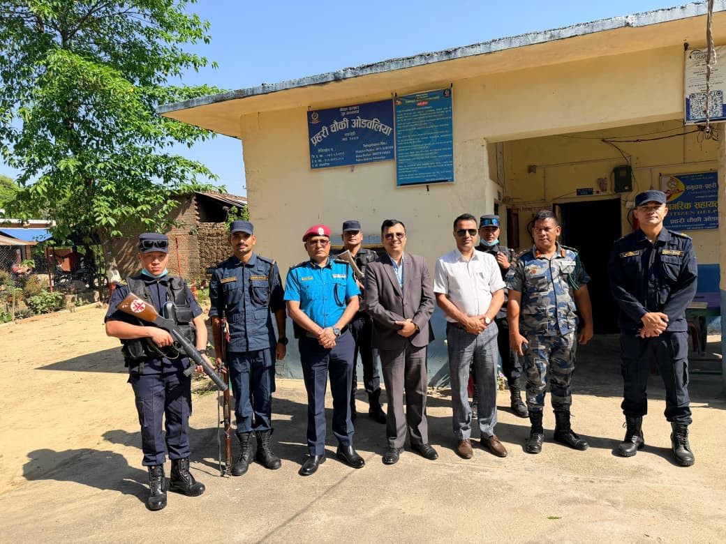 प्रहरी चौकी ओडवलिया निरीक्षणको क्रममा प्रमुख जिल्ला अधिकारी माधवप्रसाद पोखरेल सहित अन्य सुरक्षा पदाधिकारीहरू