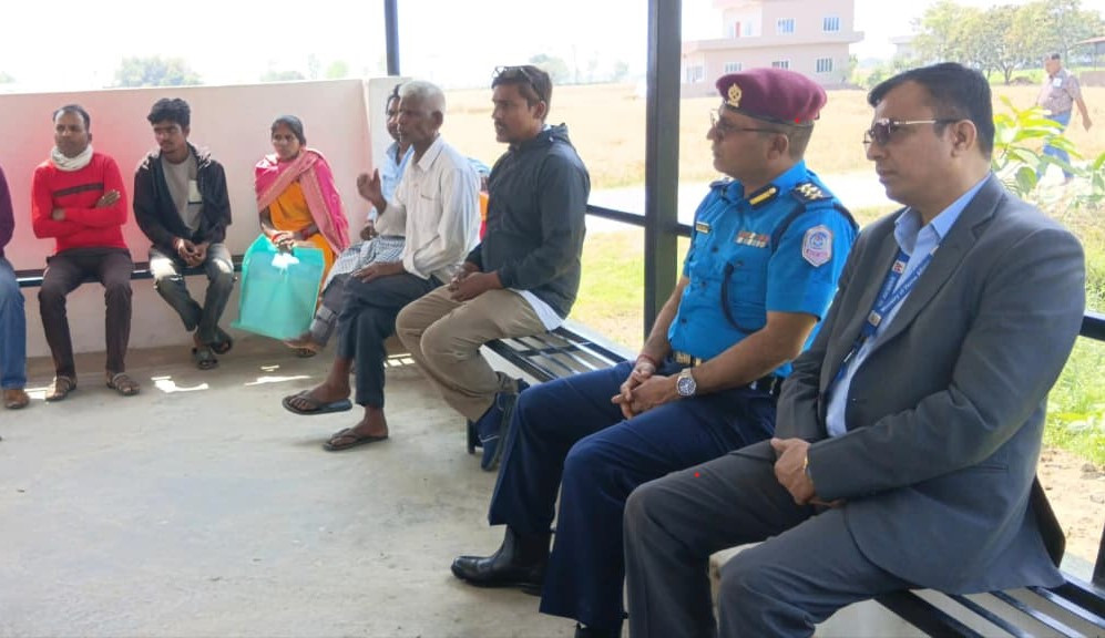 इलाका प्रहरी कार्यालय ओमसतिया रूपन्देहीको निरीक्षणको क्रममा सेवाग्राहीहरूसँग छलफल गर्दै प्रमुख जिल्ला अधिकारी र प्रहरी उपरीक्षक ज्यू
